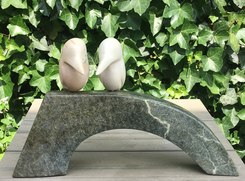 2 IJsvogeltjes (kissï stone) op abstract van Serpentijn